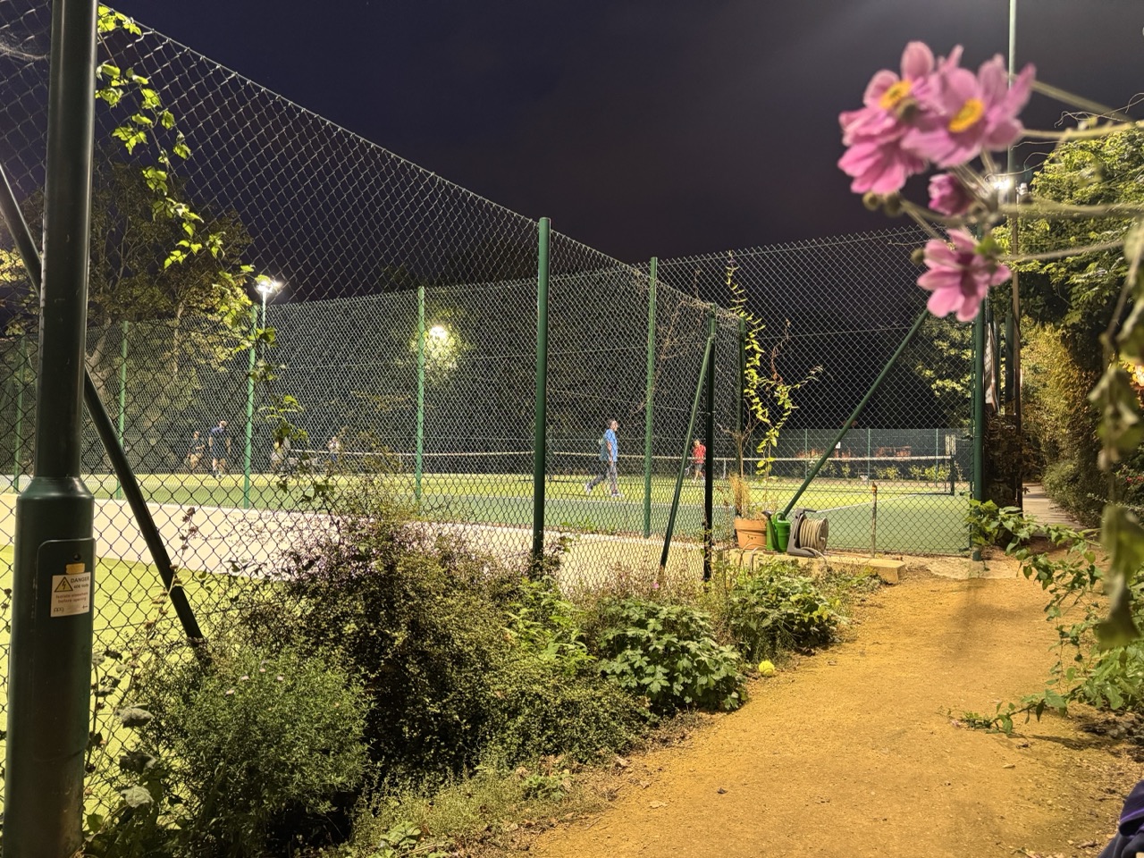 Public photograph for How Much Sound Surrounds a Game of Tennis?