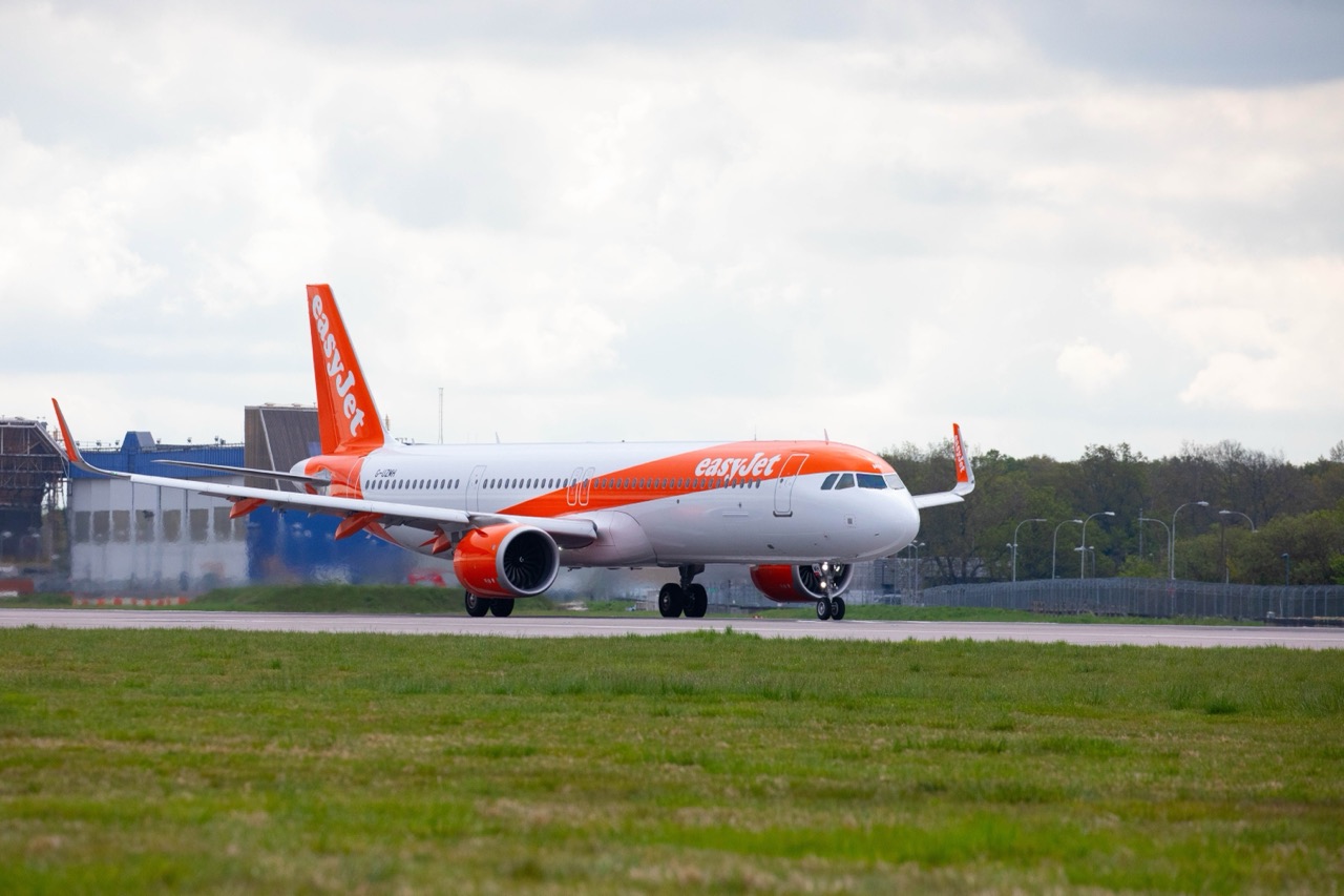 Public photograph for How Does the Sound of a Flight Change During Landing?